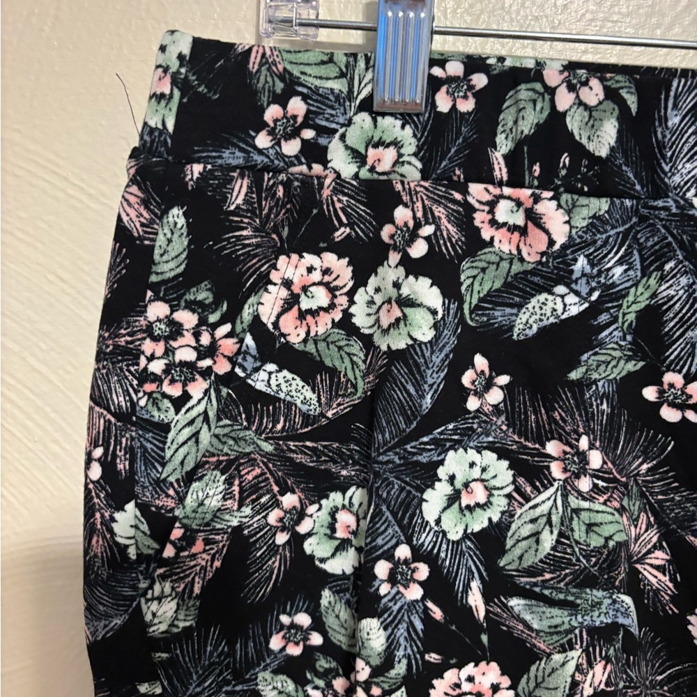 J Jill Wearever Floral Pull On Shorts Medium Stretch Knit Black Pink - Picture 7 of 9